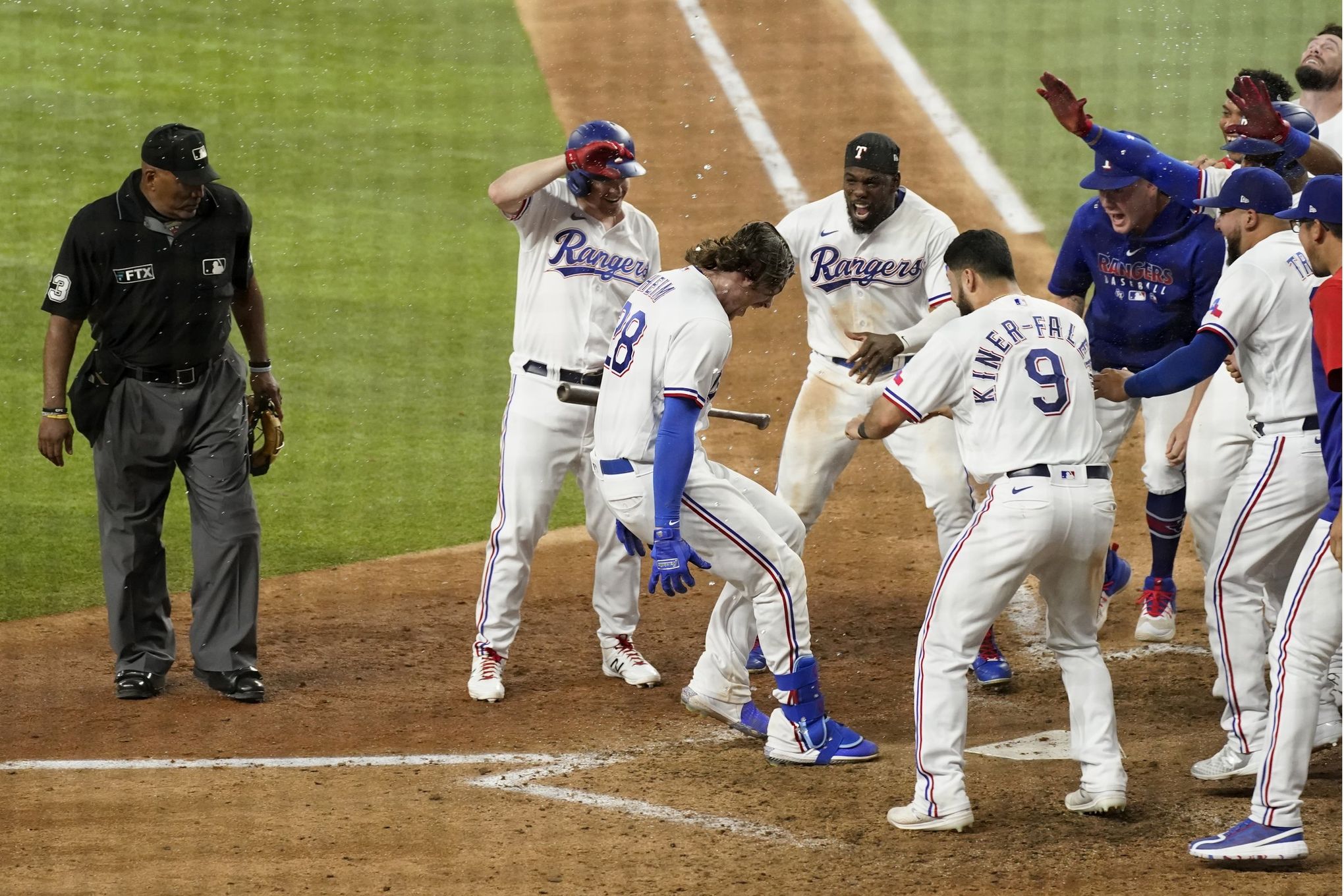 Isiah Kiner-Falefa hits walk-off single, Rangers beat Mariners 3-2