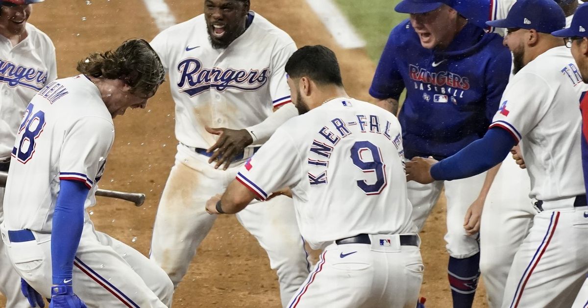 Lowly Rangers walk off with win in 10th, dealing Mariners a costly