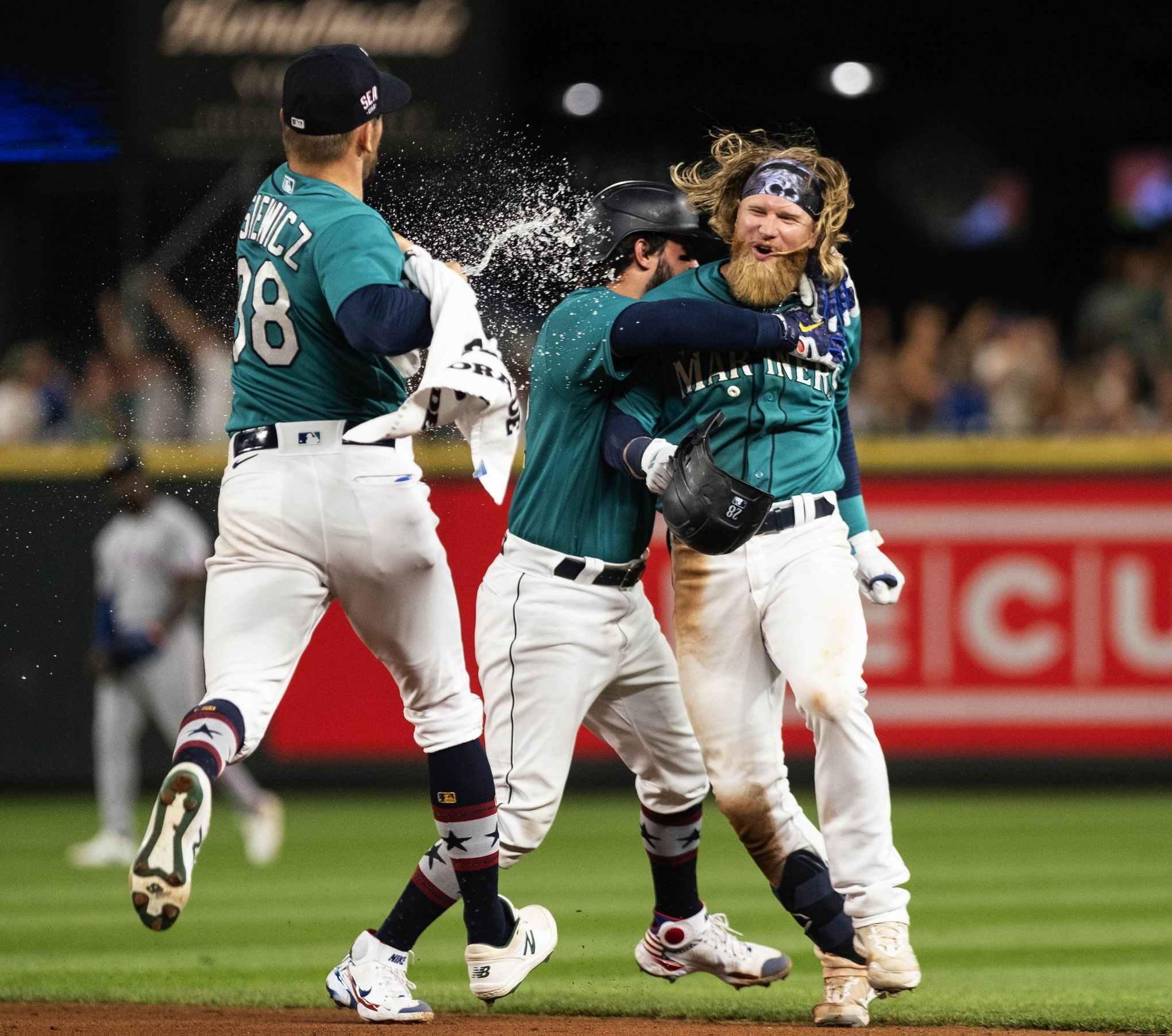 Hernández hits go-ahead HR, Mariners strike out 16 and beat White