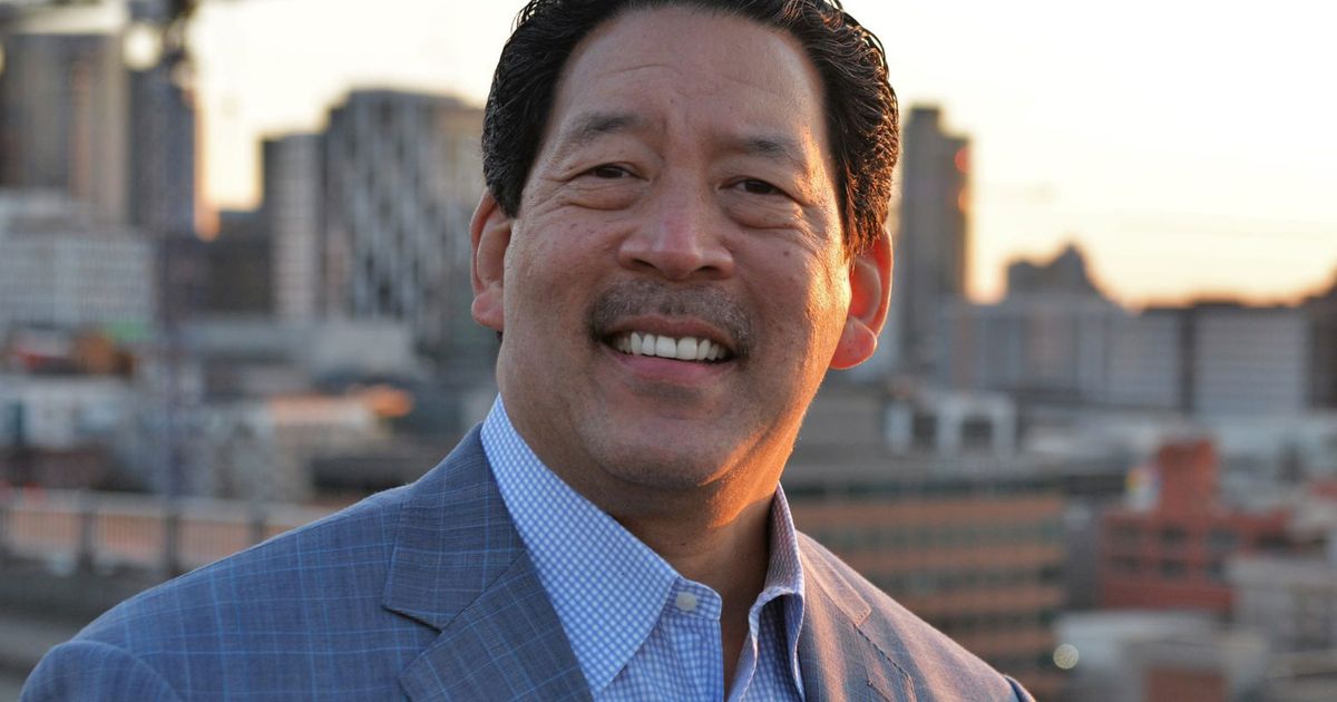Seattle mayoral candidate Bruce Harrell posed for photos without mask
