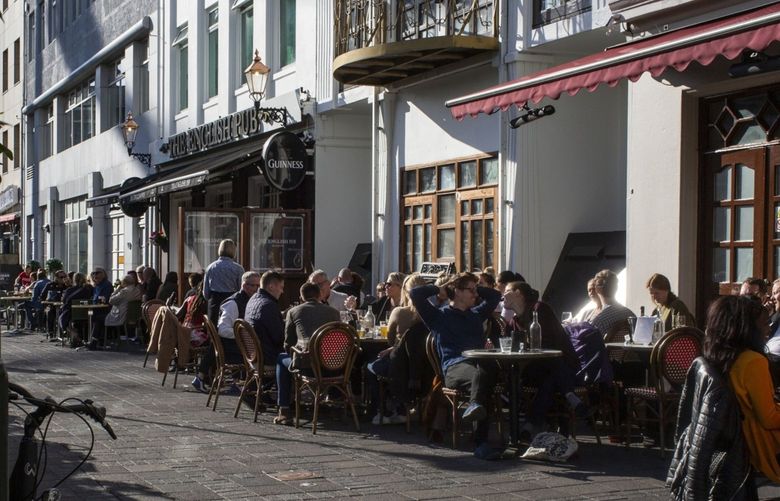 FOR TZR
Customers sit at terraced tables outside restaurants and cafes in Reykjavik, Iceland. (Bloomberg photo by Sigga Ella, 2020)