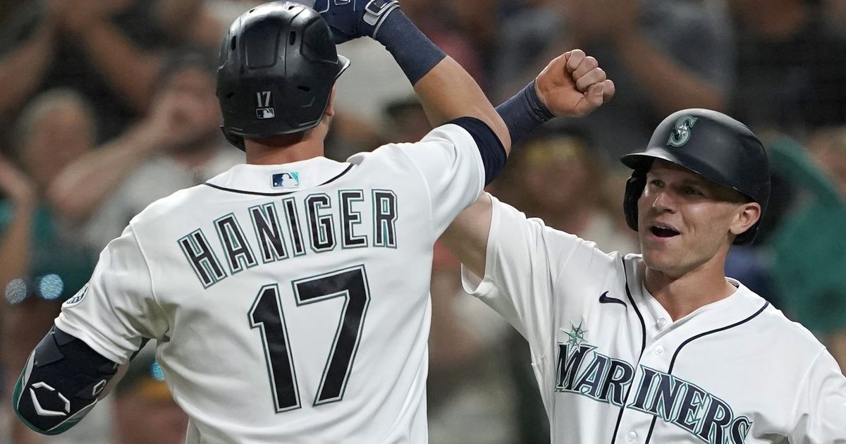 Mariners pull closer in wild card race, hold off A's 4-3