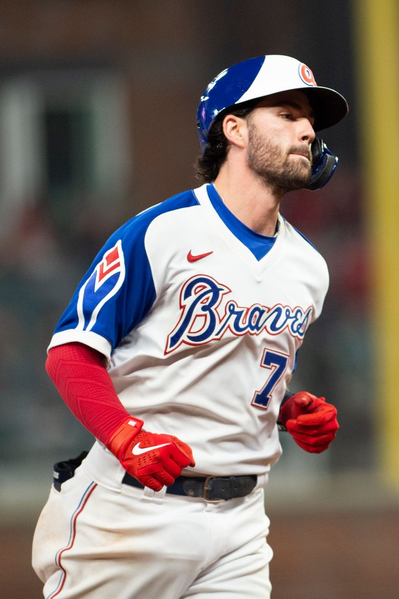 Jesse Chavez of the Atlanta Braves pitches during the seventh