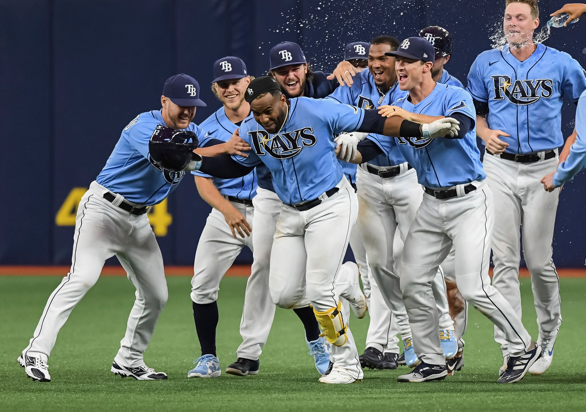 Lowe hits slam, Rays rally with 2 in 9th to beat Indians 9-8