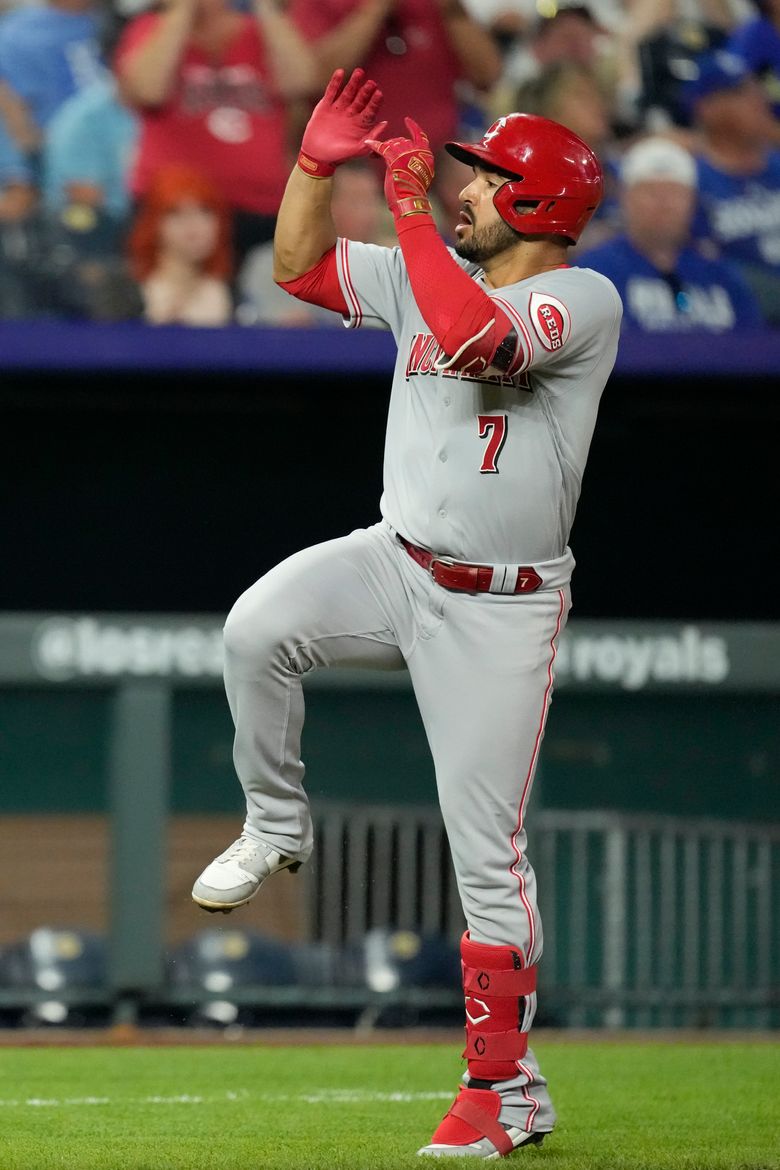 Suarez, Castellanos lift Reds over Royals 6-2