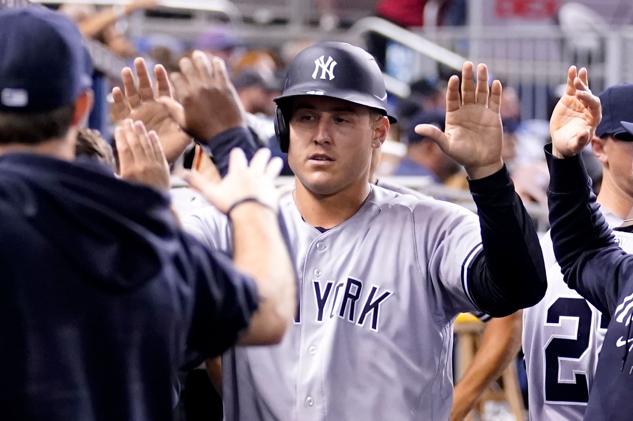 Anthony Rizzo goes deep again, becomes seventh player to hit a