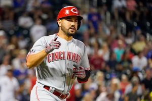 Votto inches from HR record, Báez helps Mets rally past Reds