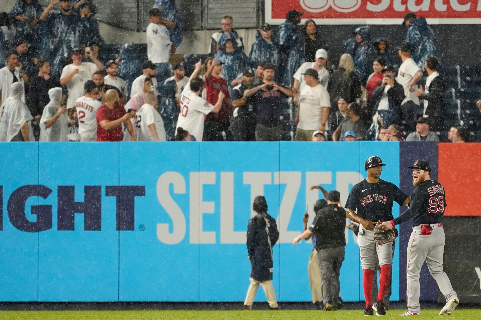 New York fans enraged with Aaron Boone's management as Mariners
