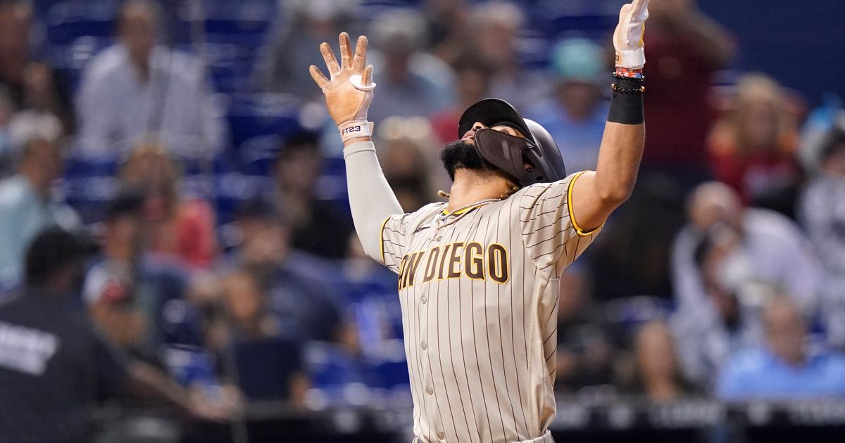 Marlins rally in 9th inning to take 2-1 lead over Mets before rain