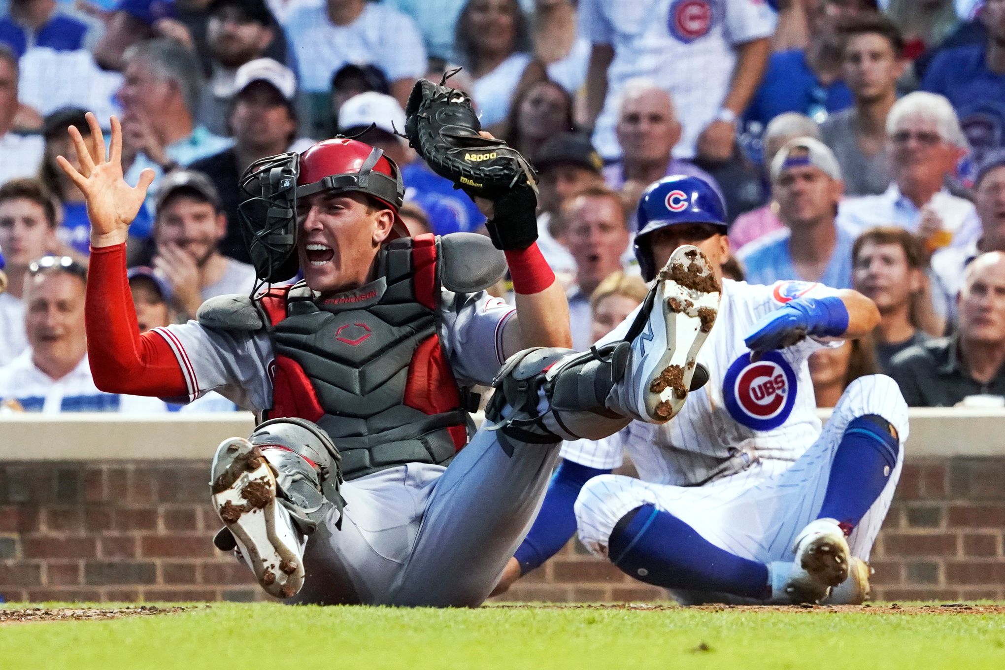 Cincinnati Reds' Kyle Farmer, right, is tagged out by St. Louis