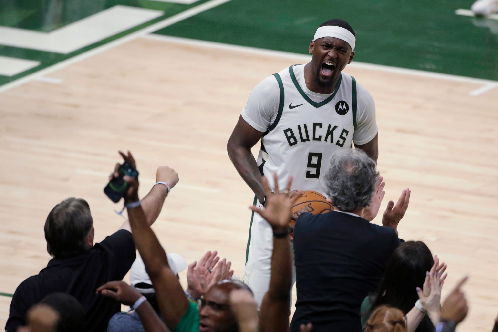 Bucks' Portis emerges as fan favorite with blue-collar style