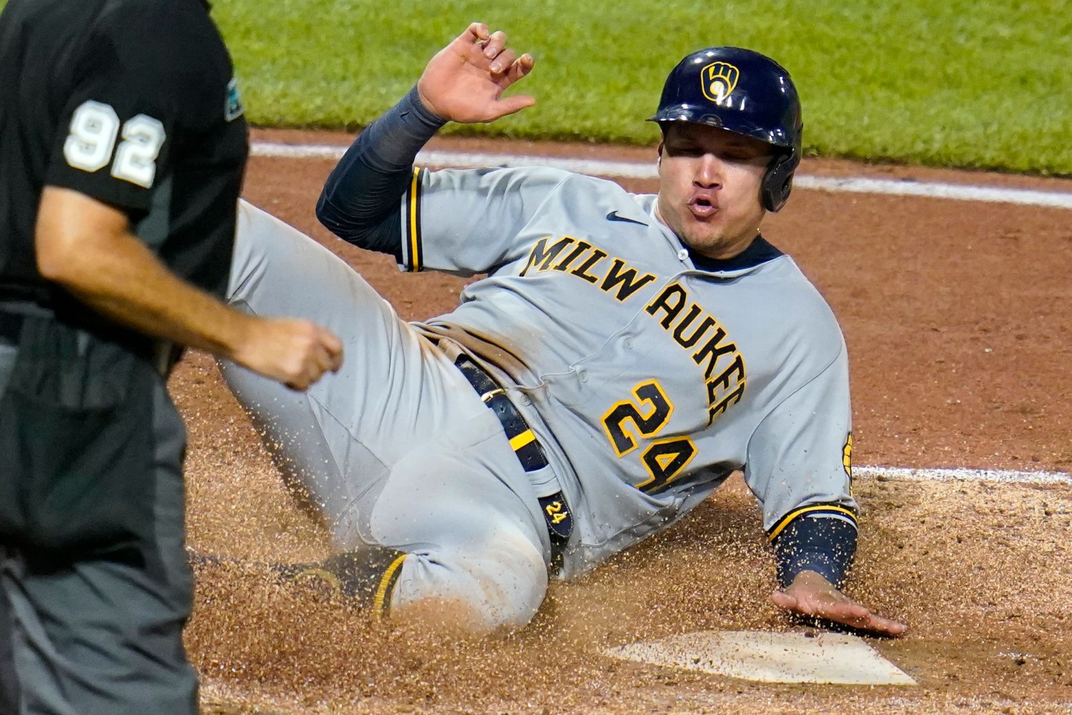 Rookie Peralta leads Brewers by Pirates 