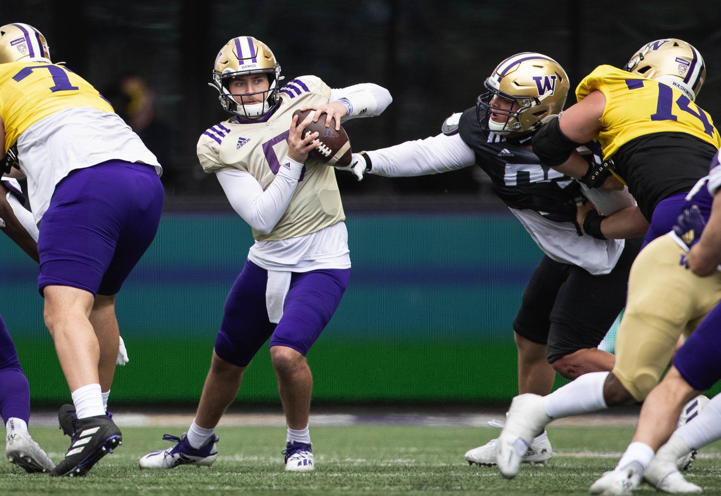 Uw deals football roster