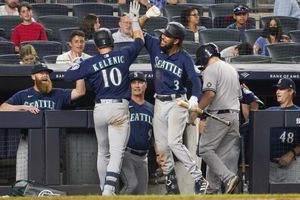 Short porch at Yankee Stadium haunts Mariners again in series