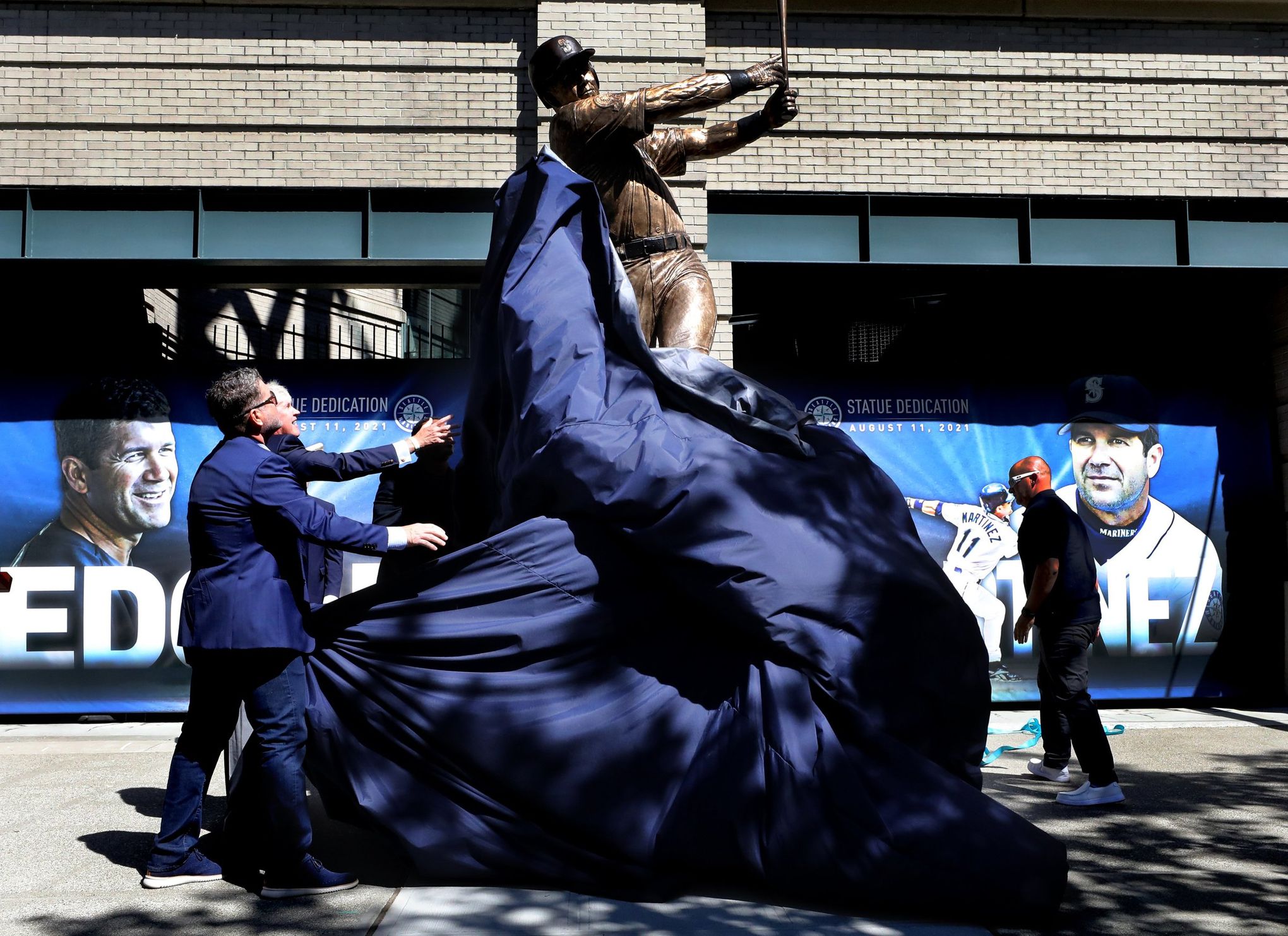 Mariners unveil statue honoring Ken Griffey Jr.