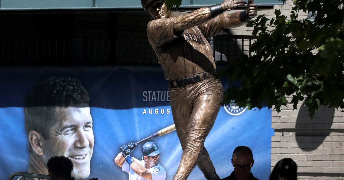 Cast in bronze, Edgar Martinez immortalized by Mariners with