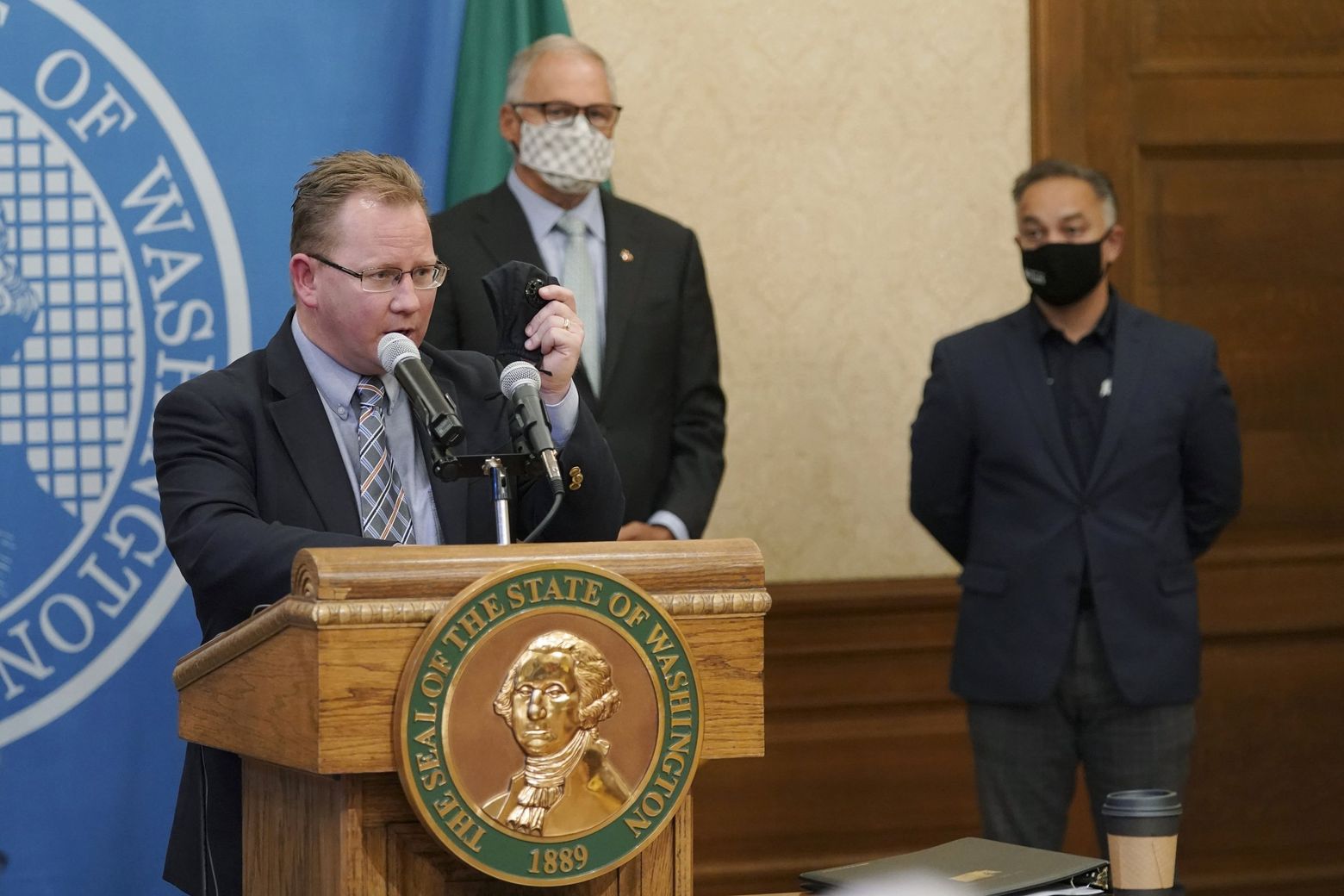tail thumb Person in charge Inslee brings back statewide mask order and mandates vaccines for school  workers | The Seattle Times