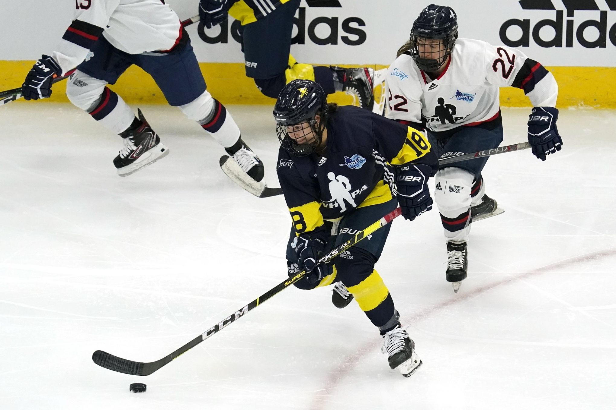 Alina Muller is looking to make Switzerland a women's hockey