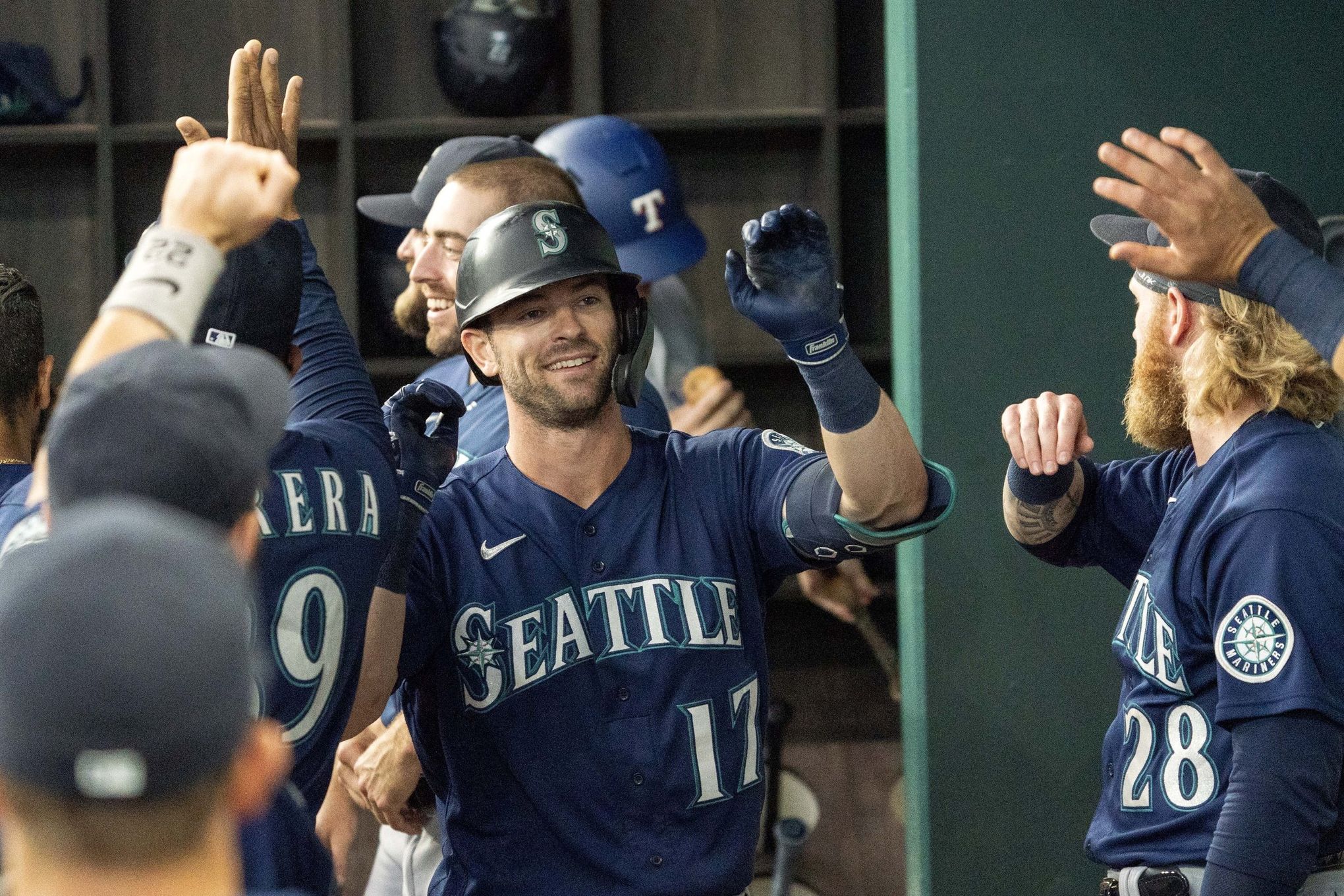 Mitch Haniger forced to leave Mariners game after fouling a ball off his  knee