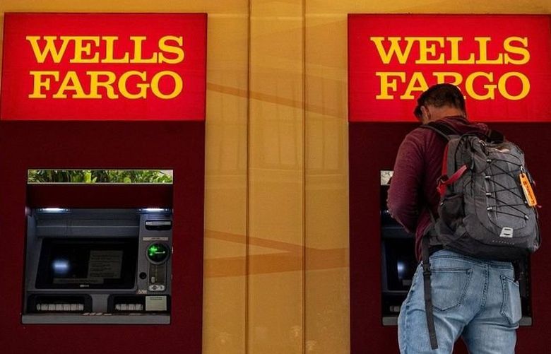 A customer uses an ATM at a Wells Fargo bank branch. Photographer: David Paul Morris/Bloomberg 775681419