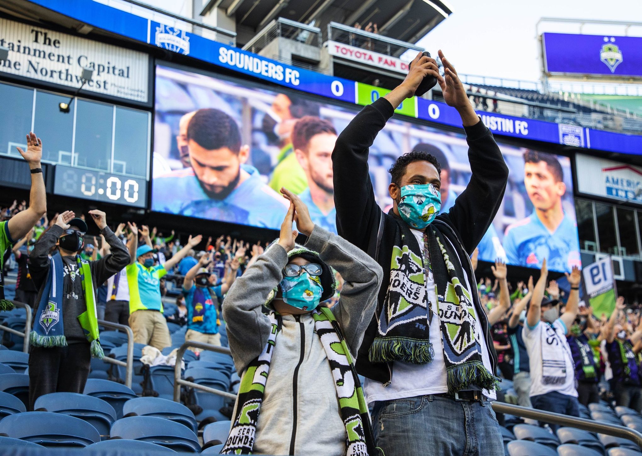 Broncos strongly encourage fans to wear masks throughout all