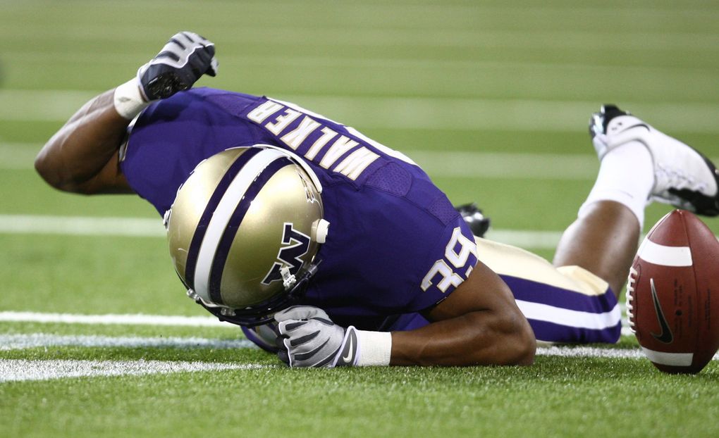 UW’s Greg Walker reacts after a near-interception in the 2nd quarter against LSU on Saturday, September 5, 2009 at Husky Stadium. (John Lok / The Seattle Times)