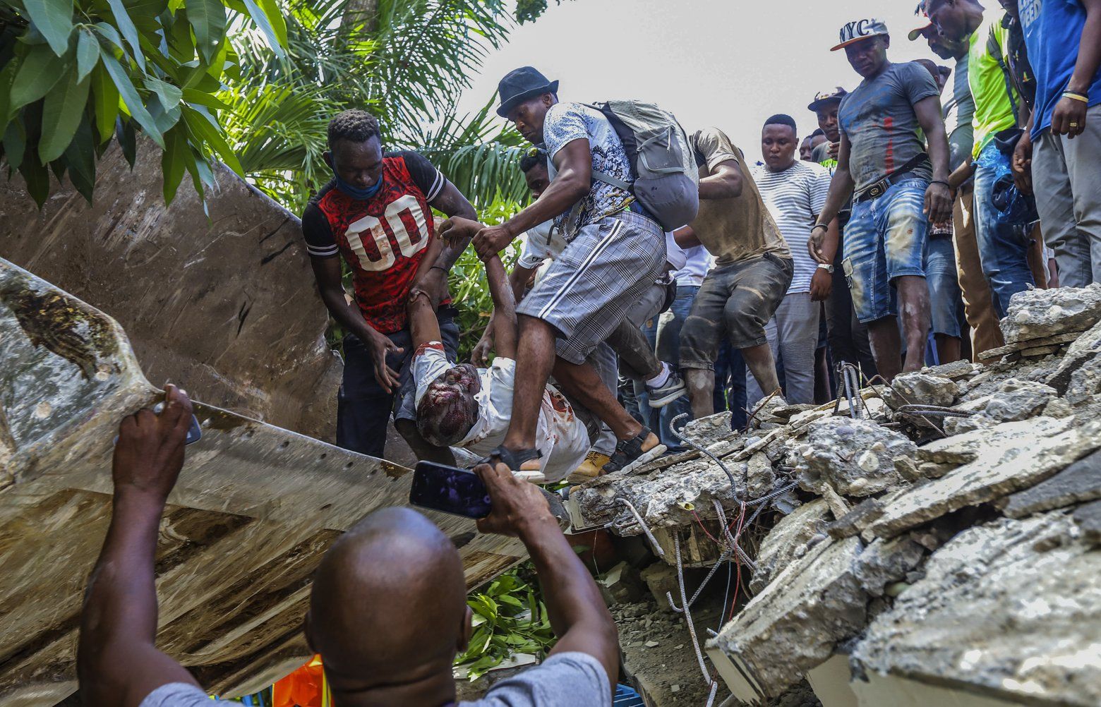 At least 304 dead 1 800 hurt as powerful quake slams Haiti The