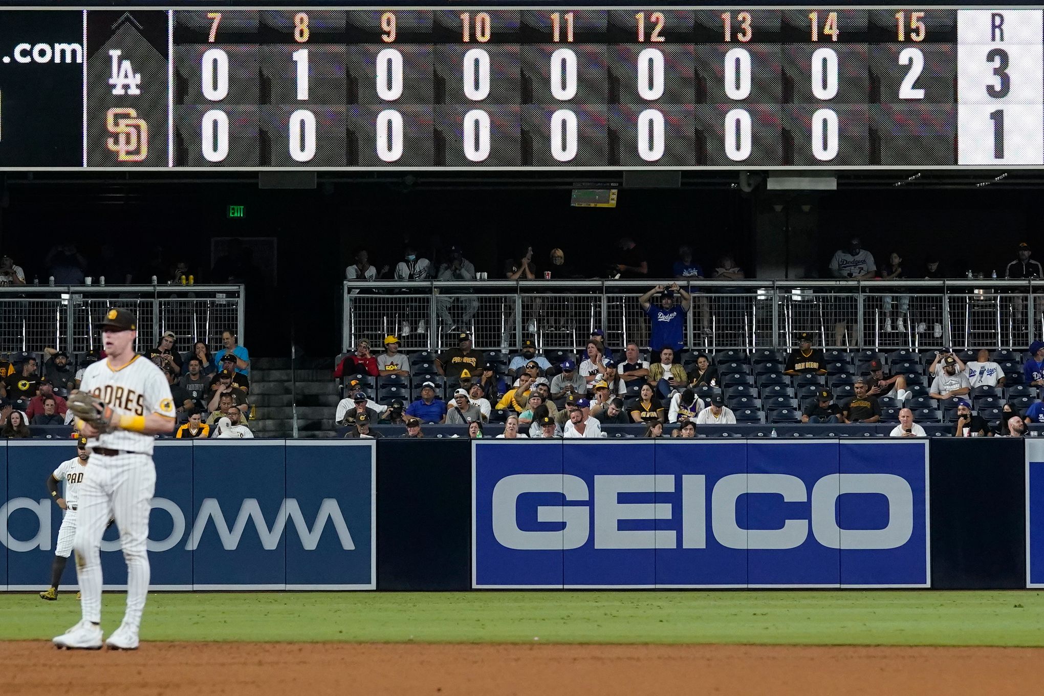 Justin Turner hits 2 HRs, Dodgers beat Padres 3-1