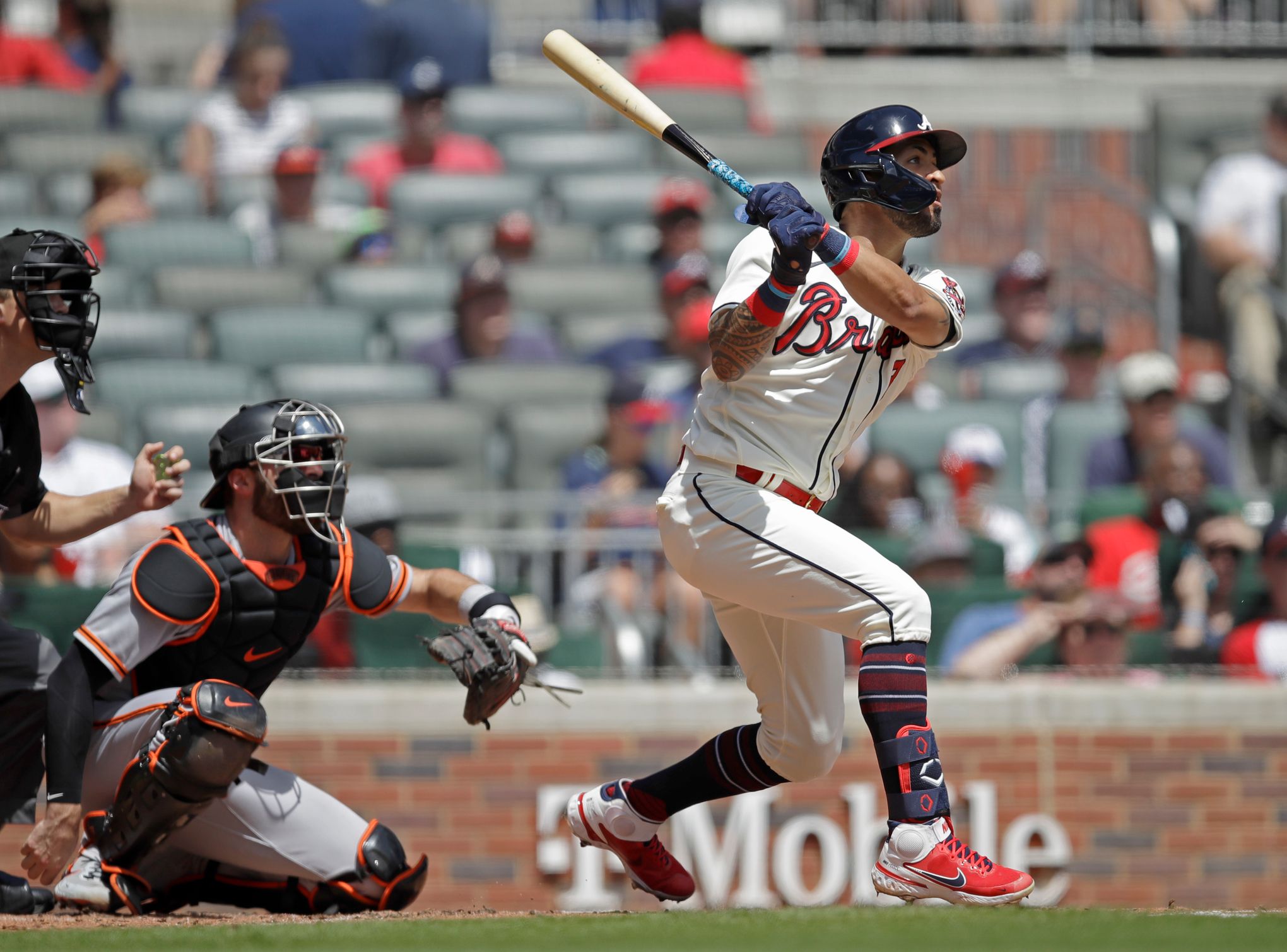 Soler hits leadoff home run; Braves take game one of World Series