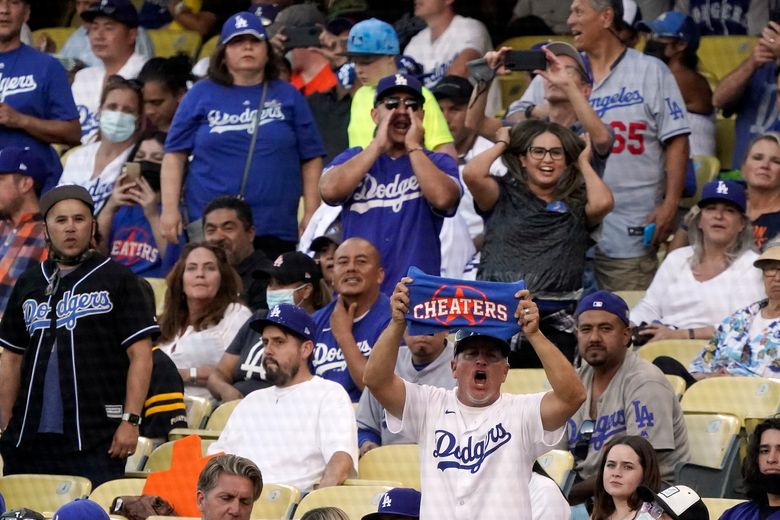 LA fans don't waste time jeering Astros at Dodger Stadium
