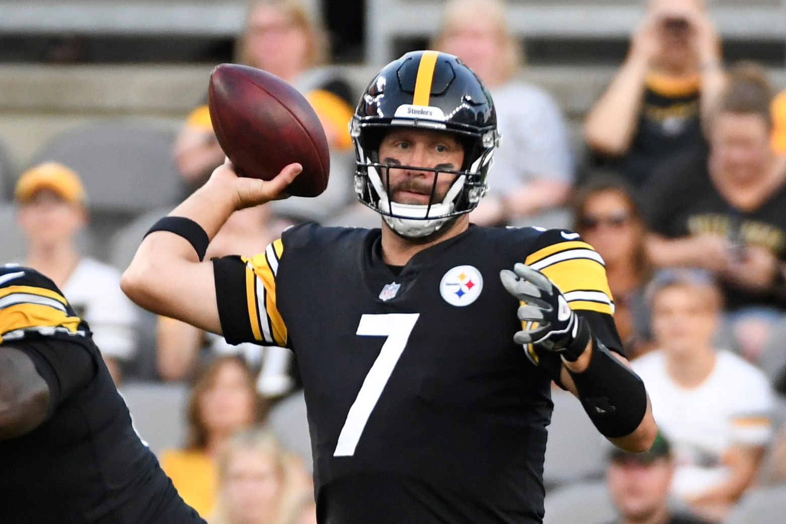 Ben Roethlisberger throws three TD passes in the Pittsburgh