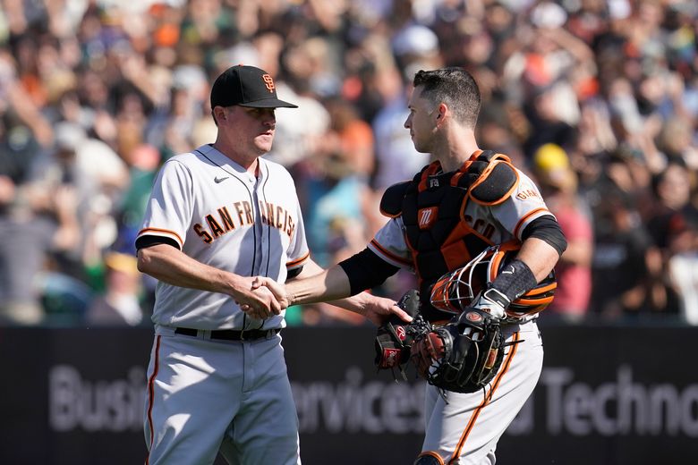 Buster Posey leaves game after taking foul tip to face mask 