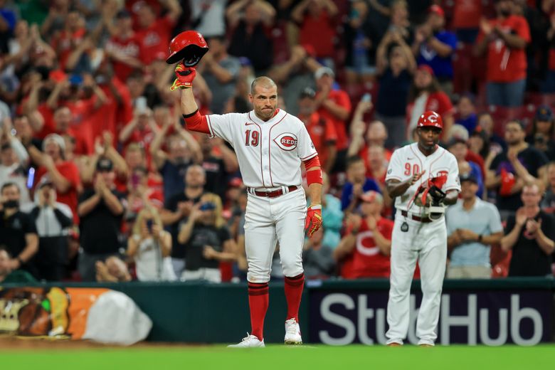 Joey Votto homers, has 3 RBIs in return as Reds win 9th straight