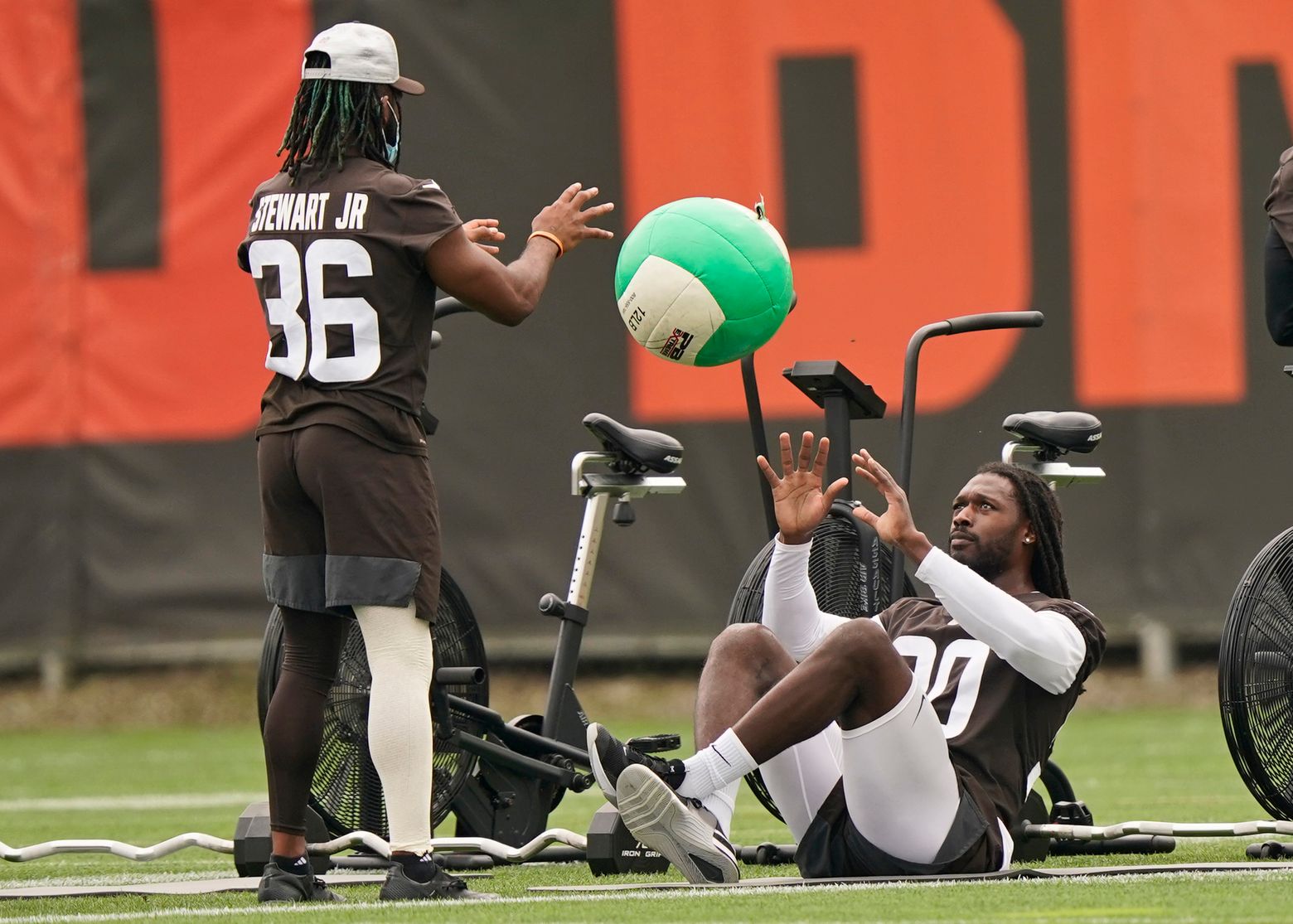 Browns DEs Garrett, Clowney still slowed by camp injuries