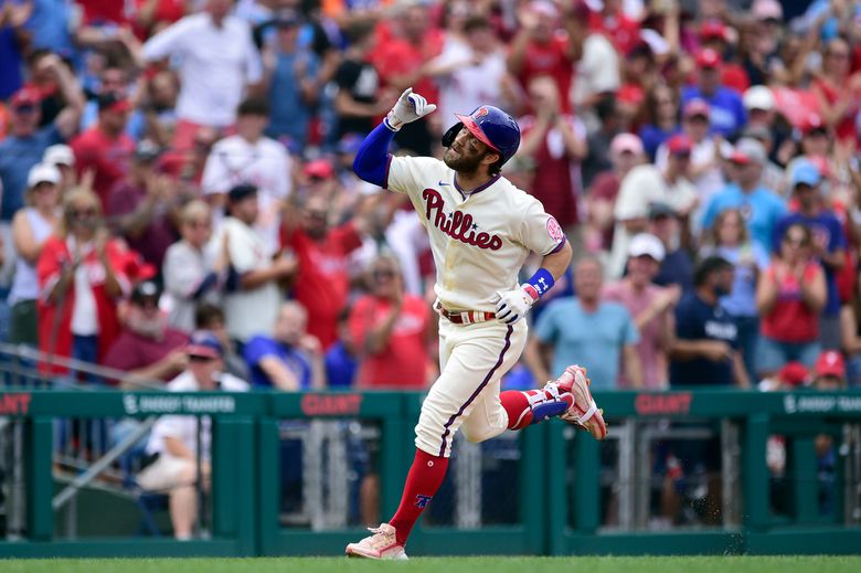 Wheeler working on no-hitter for Phillies through 7 innings