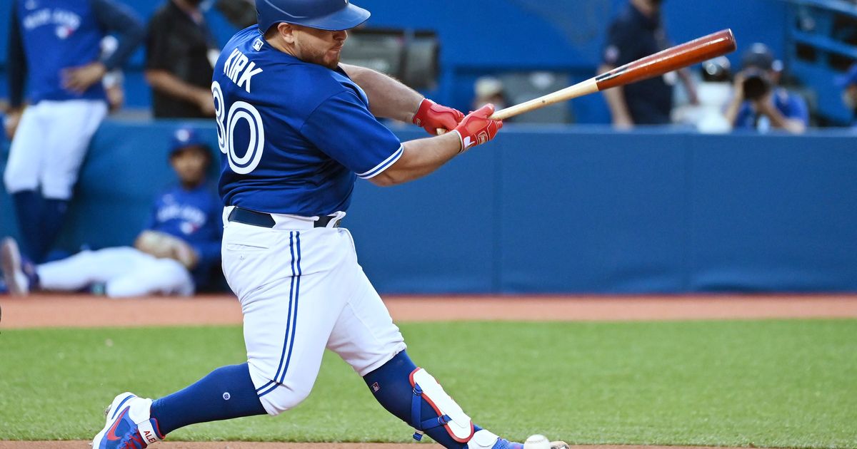 Guerrero homers, hits winning single in 10th, Jays top O's