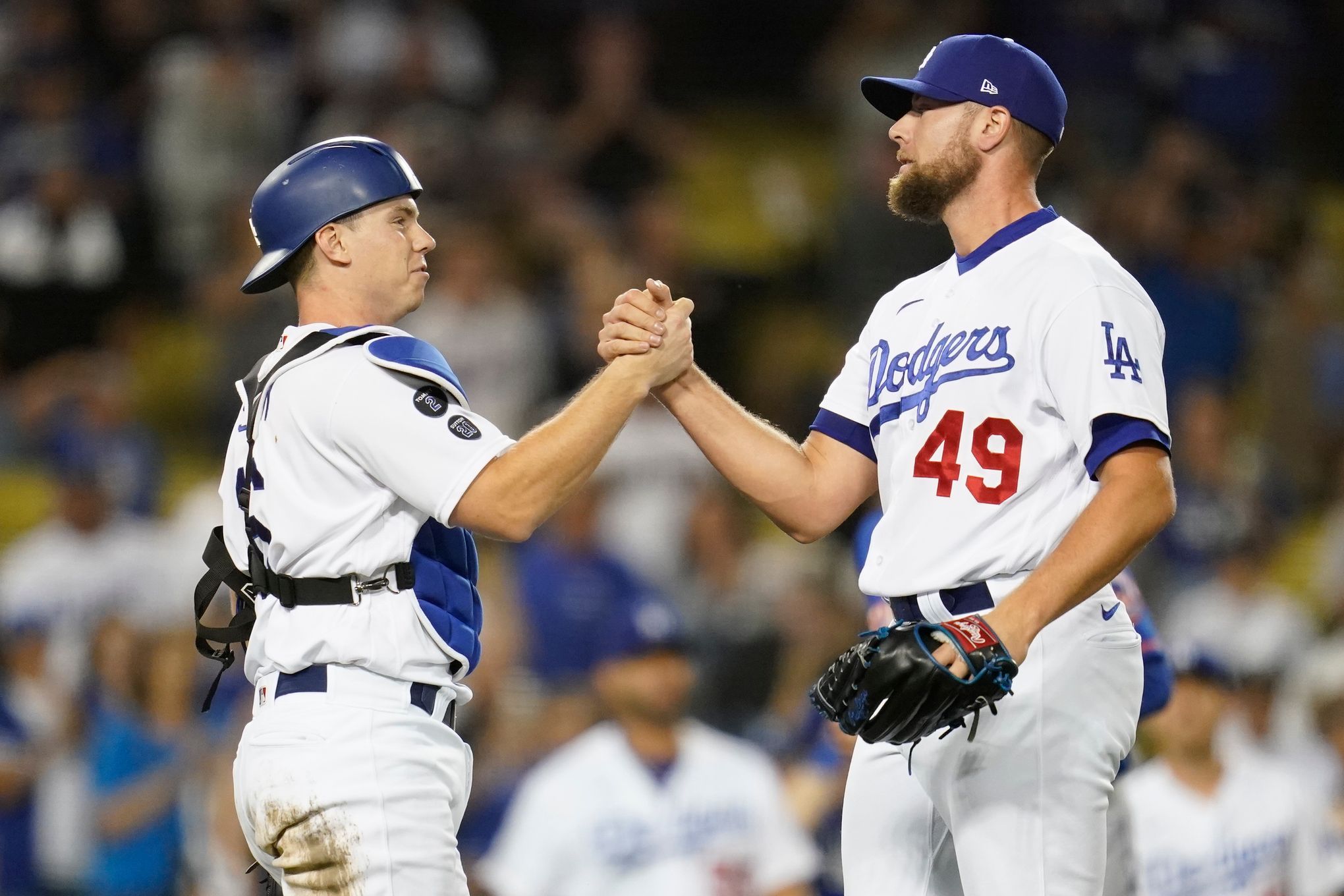 Giants sweep Dodgers for seventh straight win