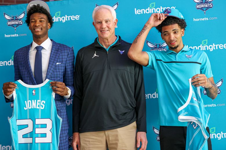 Former Charlotte and Washington center Vernon Carey Jr. signs with