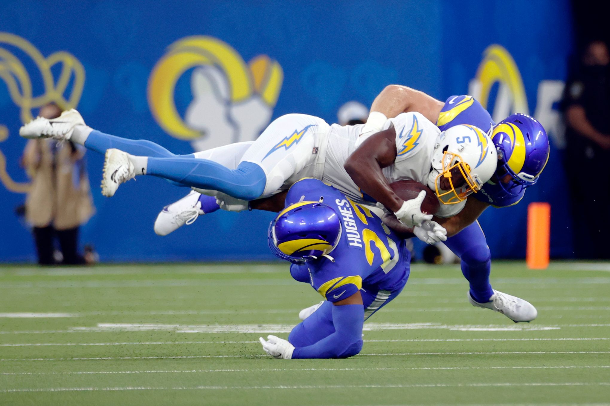 Rams, Chargers fans are 'blown away' by SoFi Stadium - Los Angeles