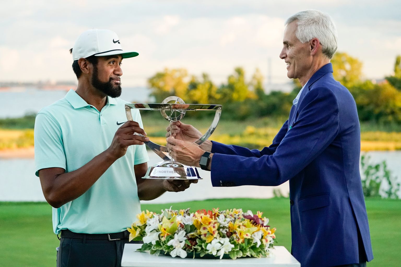 Tony Finau ends 5year drought and wins Northern Trust The Seattle Times