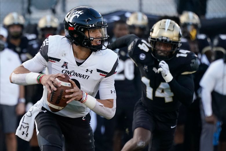 Quarterback Desmond Ridder of the Cincinnati Bearcats throws a