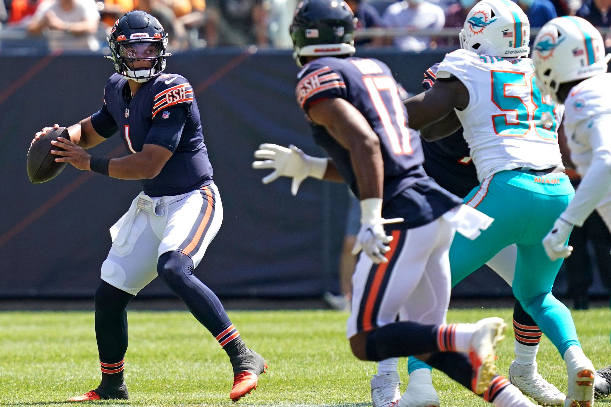 Neither QB impresses in Chicago Bears preseason opener