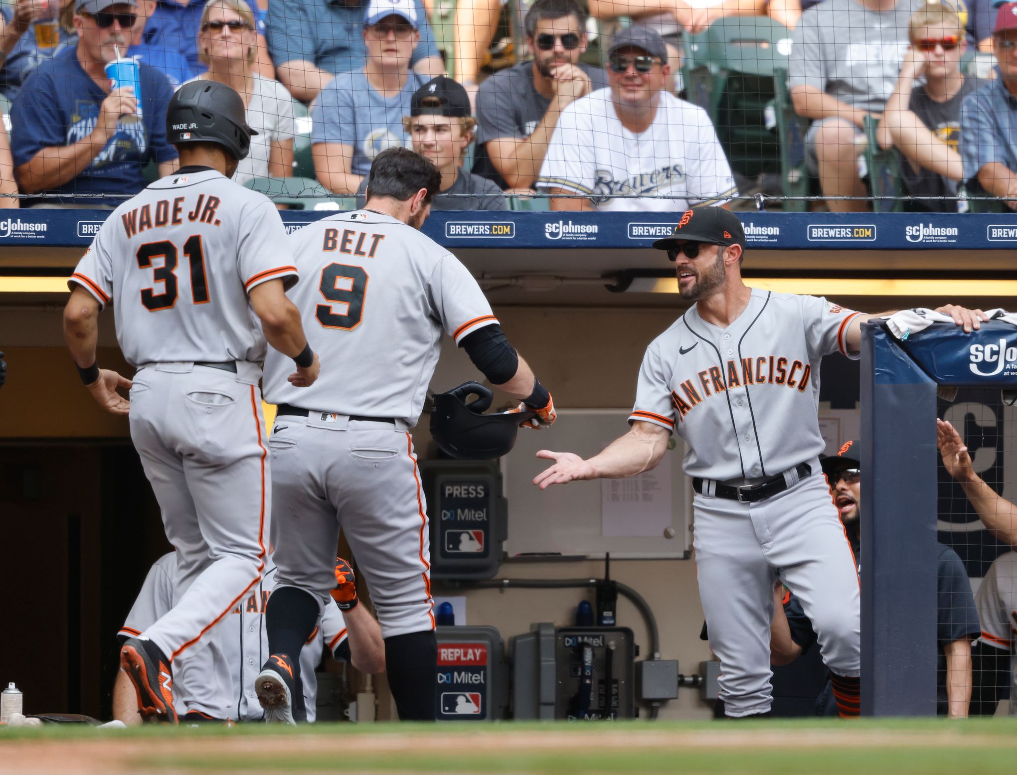 La Stella's hit in 8th gives Giants 5-4 win over Milwaukee