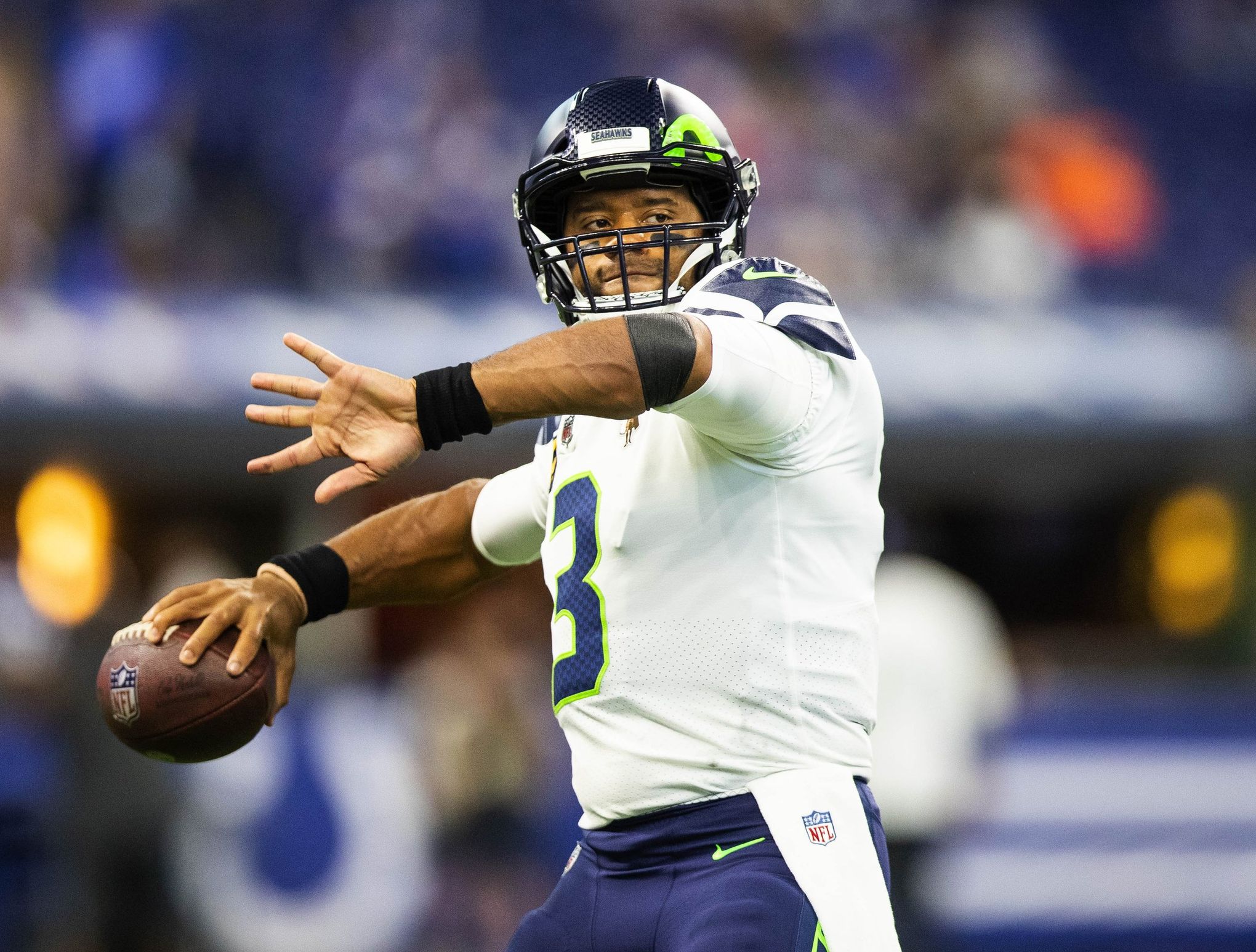 Seahawks QB Russell Wilson throws out the first pitch 