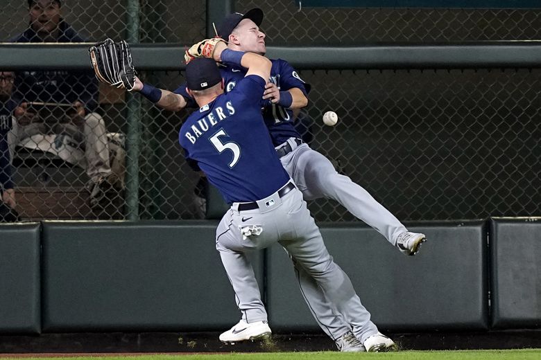 Bauers crashes into wall, hurt in 1st inning of Yanks debut