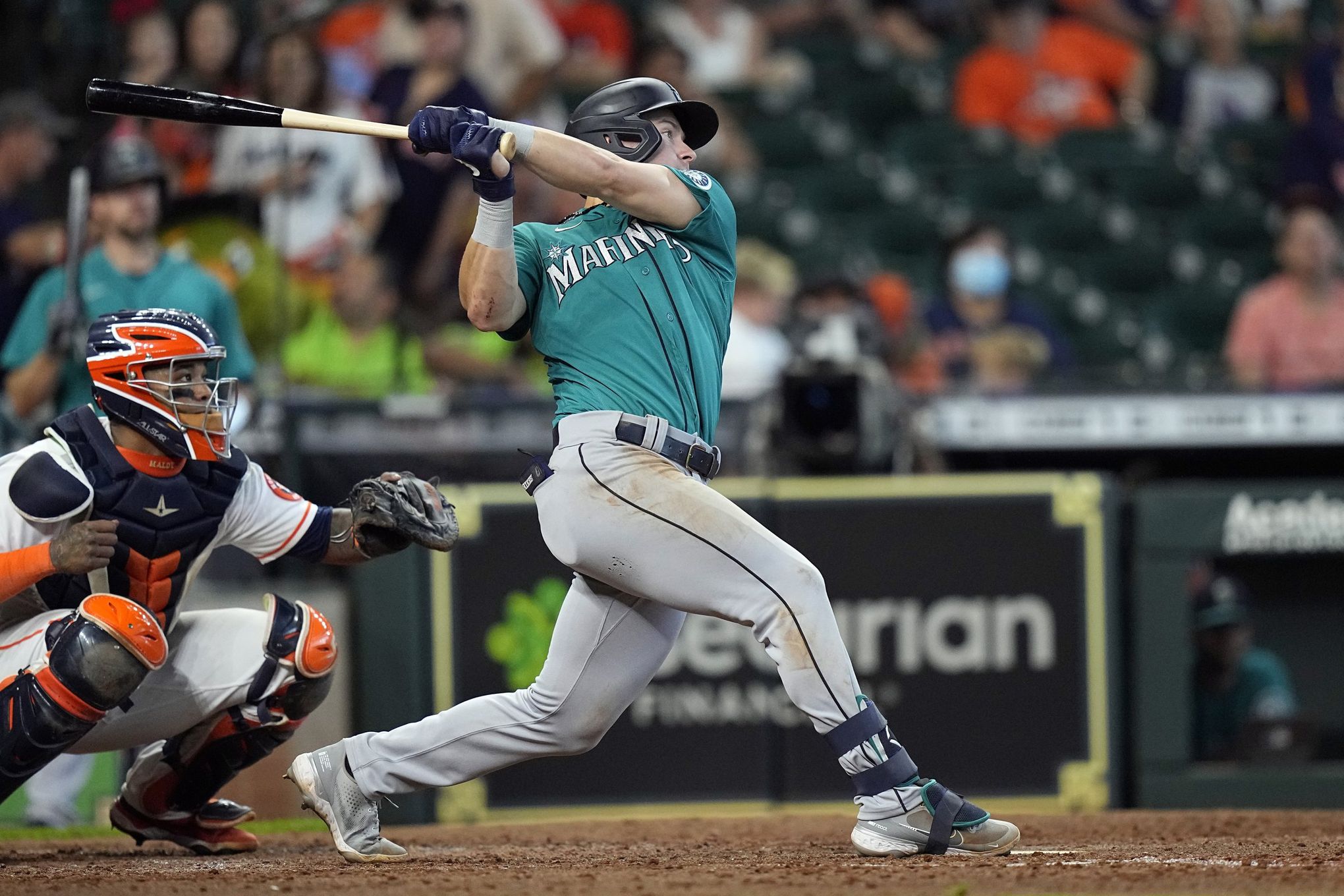 Mariners come up with late rally to win finale over Astros and