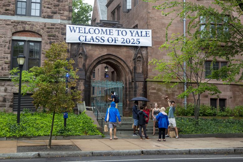 For the first time during pandemic, Old Campus opens gates to New Haven -  Yale Daily News