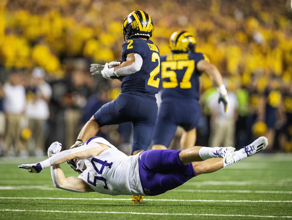 Washington linebacker Drew Fowler completely misses the tackle on Michigan’s Blake Corum as the Huskies eventually fell 31-10 to Michigan
on Saturday, Sept. 11, 2021 at Michigan Stadium, in Ann Arbor, MI. Washington lost 31-10. (Dean Rutz / The Seattle Times)