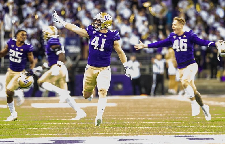 Washington erupts after Cal fumbled in overtime to end the game.
.
The University of California Golden Bears played the Washington Huskies in Pac-12 Football Saturday, September 25, 2021 at Husky Stadium, in Seattle, WA. 218270