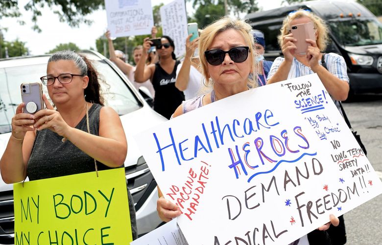 Demonstrators gather in front of the Staten Island University Hospital to protest a vaccine mandate on Aug. 16, 2021. (Yana Paskova/The New York Times) 